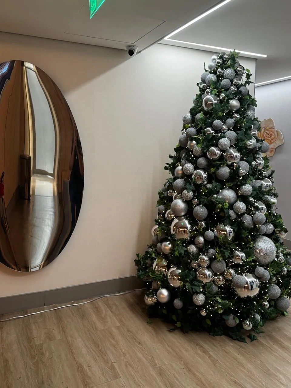 Árvore de Natal no estilo Prata, criada por Regis Motta