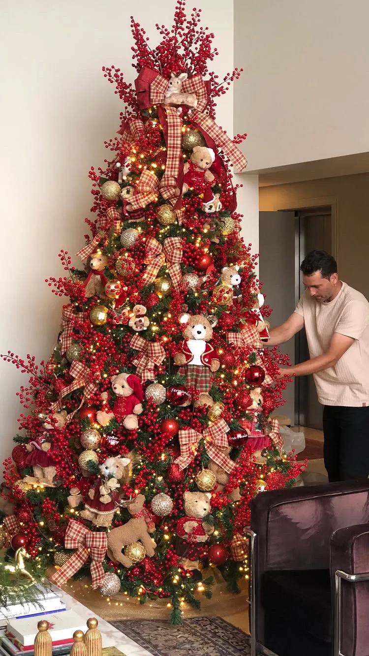 Regis Motta ajustando os detalhes de uma árvore de Natal